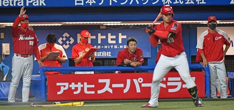  ９回二死、代打・正隨を告げる佐々岡監督（左）