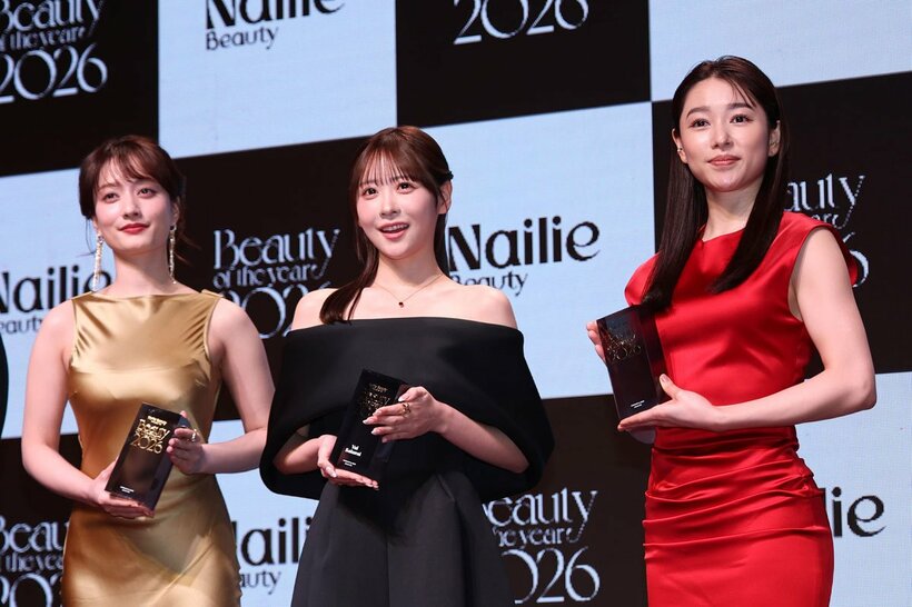 左から谷まりあ、櫻井優衣、桜井日奈子