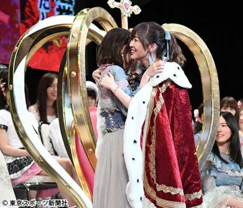 渡辺麻友と抱き合う１位のＨＫＴ４８・指原莉乃（右）