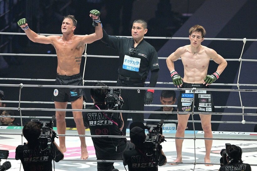 判定で井上直樹(右)に勝利したダニー・サバテロ