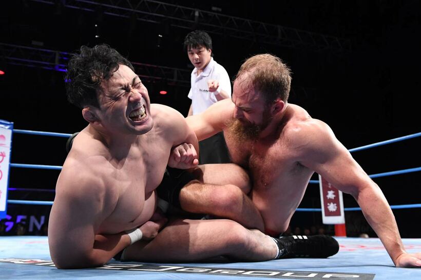 サッチャーの攻めに顔をゆがめる鈴木秀樹