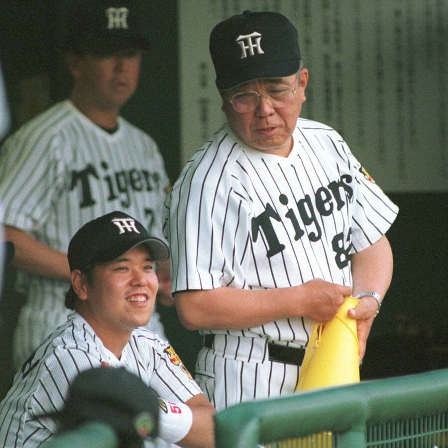野村監督の子息・カツノリ(左)のトレード加入も北川に影響した(2000年6月)