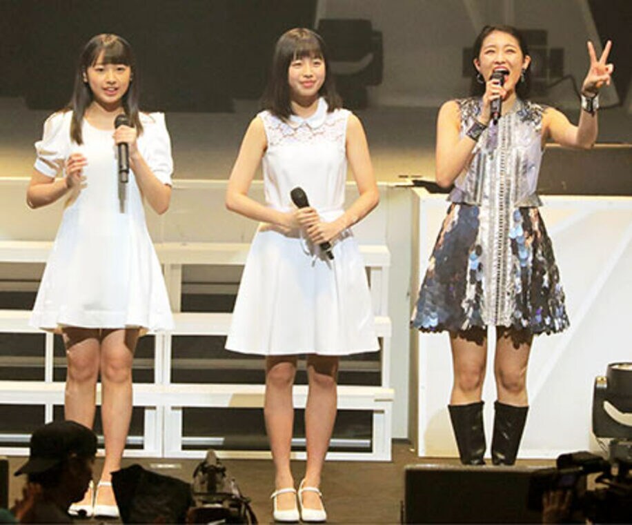  「アンジュルム」に加入した新メンバー（左から）太田遥香、伊勢鈴蘭とリーダー・和田彩花