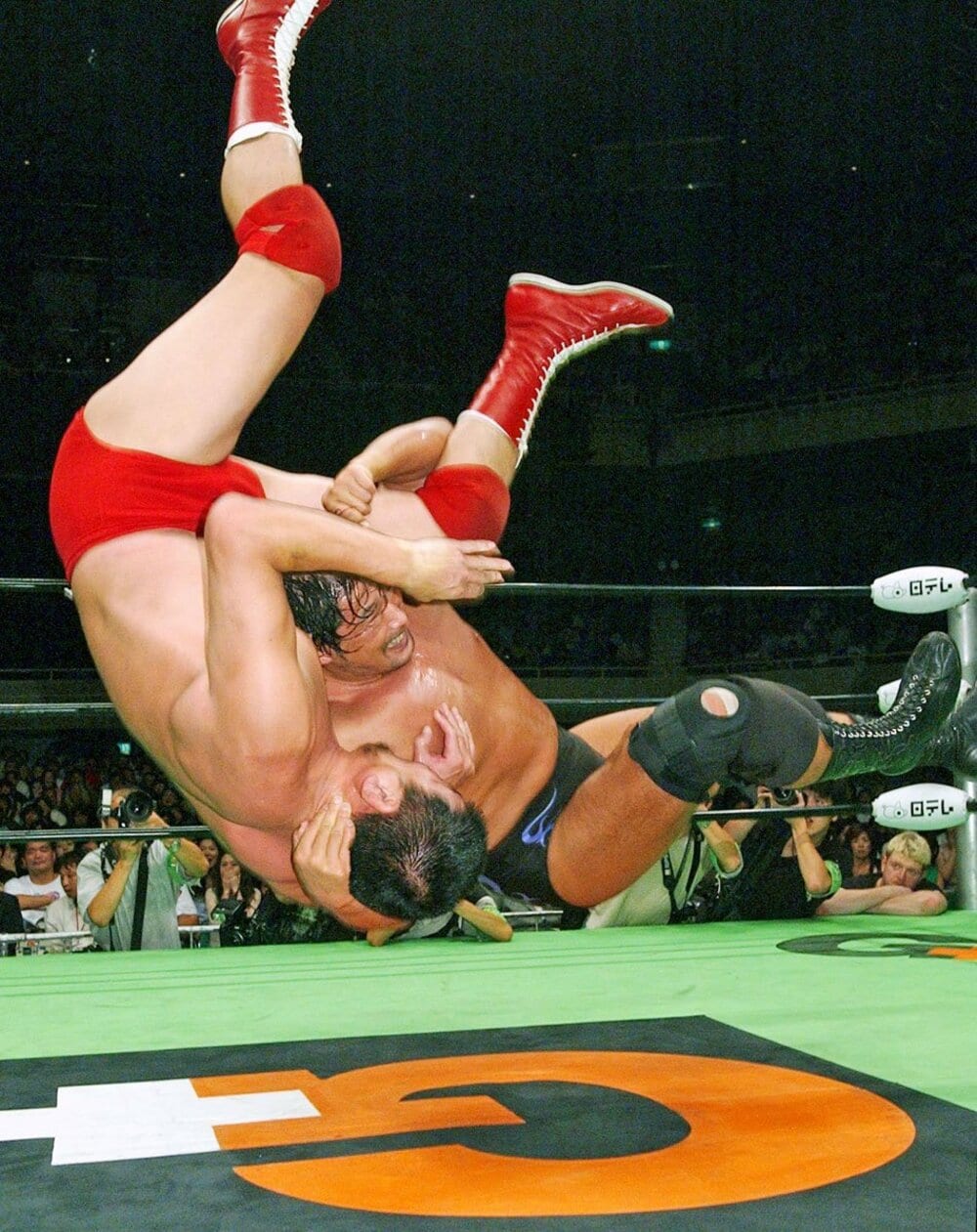 田上明(左)にリストクラッチ式バーニングハンマーを決める小橋建太(2004年)