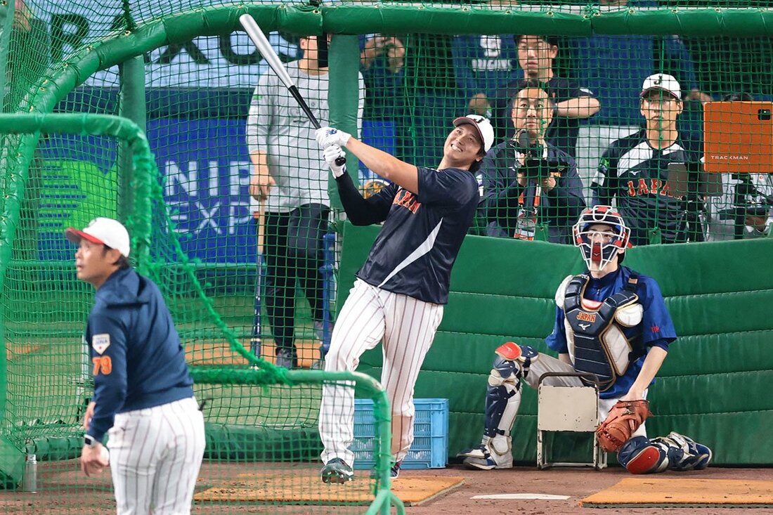 豪快フリー打撃を披露した大谷翔平(打撃投手は亀井コーチ)