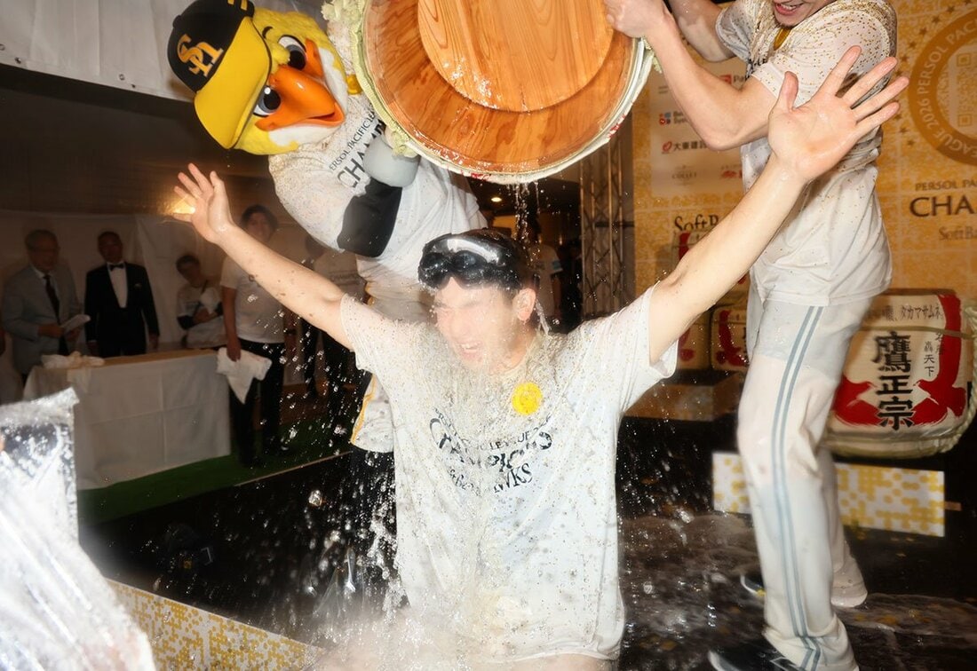 祝勝会で頭から樽酒をぶっかけられるソフトバンク・山本祐大