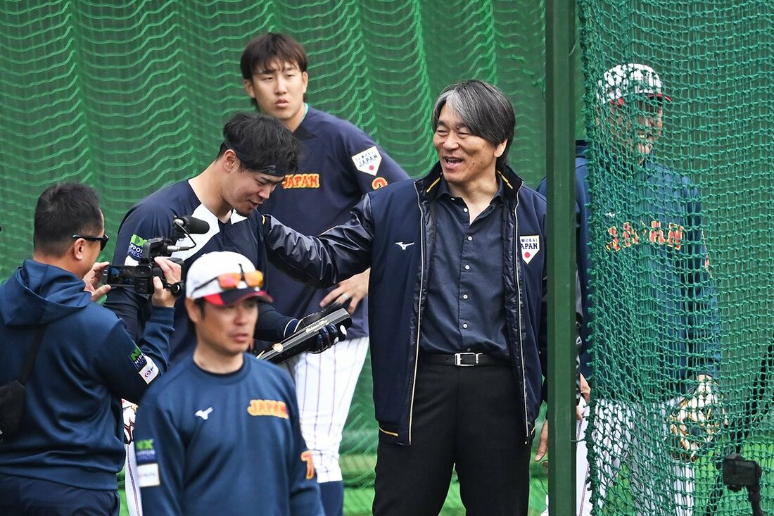 松井秀喜氏(右)に声をかけられ、恐縮する阪神・佐藤輝明