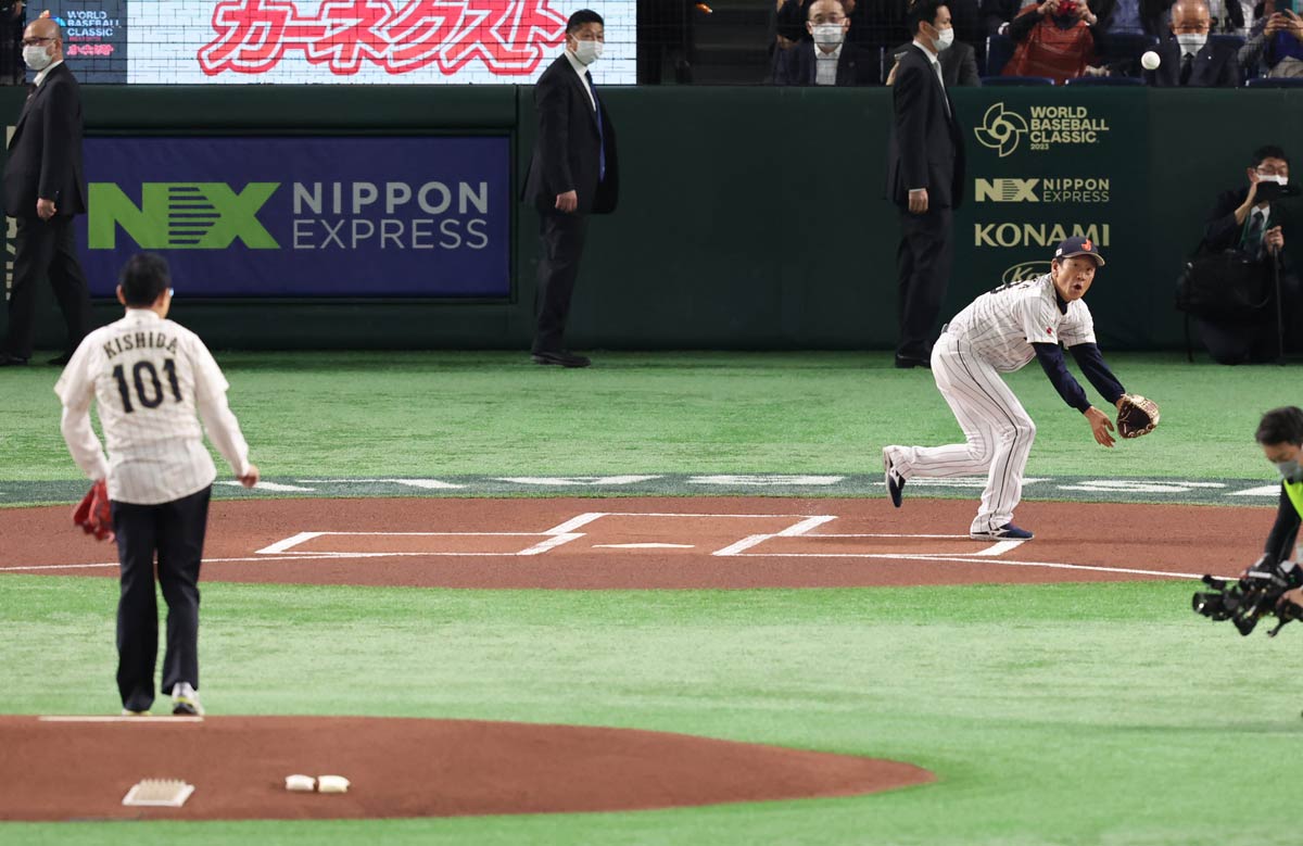 ２０２３年のWBC始球式では大暴投してしまった岸田文雄氏