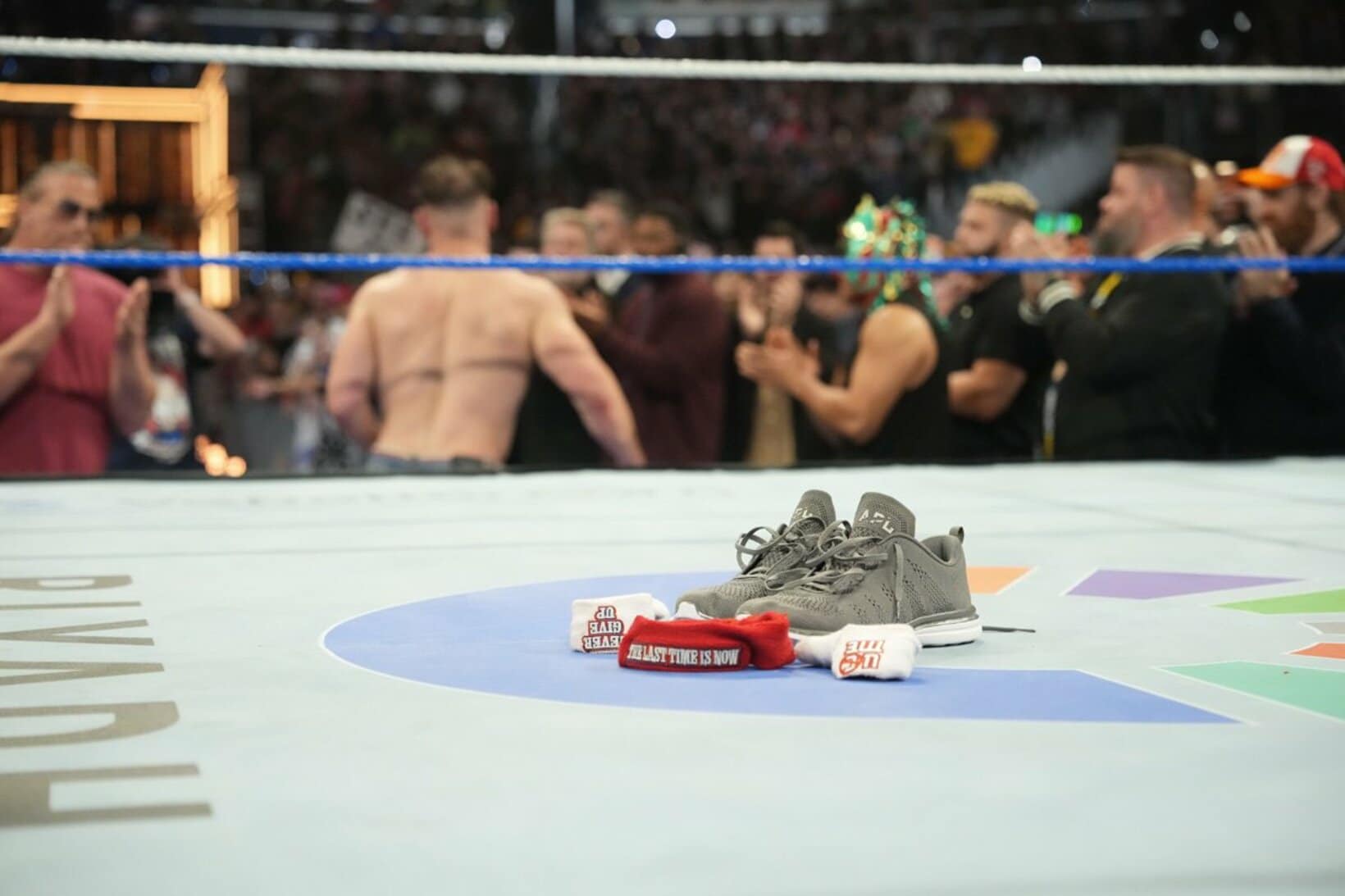 ジョン・シナ（奥）はシューズとリスト＆アームバンドをリングに置いて、引退の〝儀式〟を行った©WWE