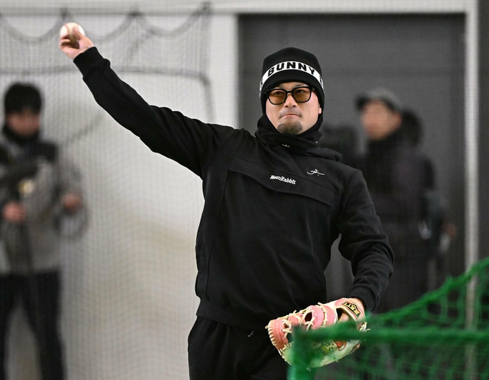 キャッチボールする元ソフトバンクの森唯斗氏