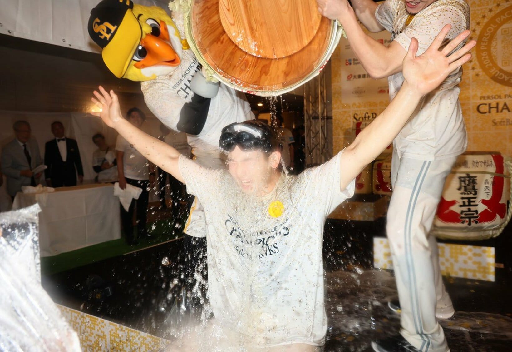 祝勝会で頭から樽酒をぶっかけられるソフトバンク・山本祐大