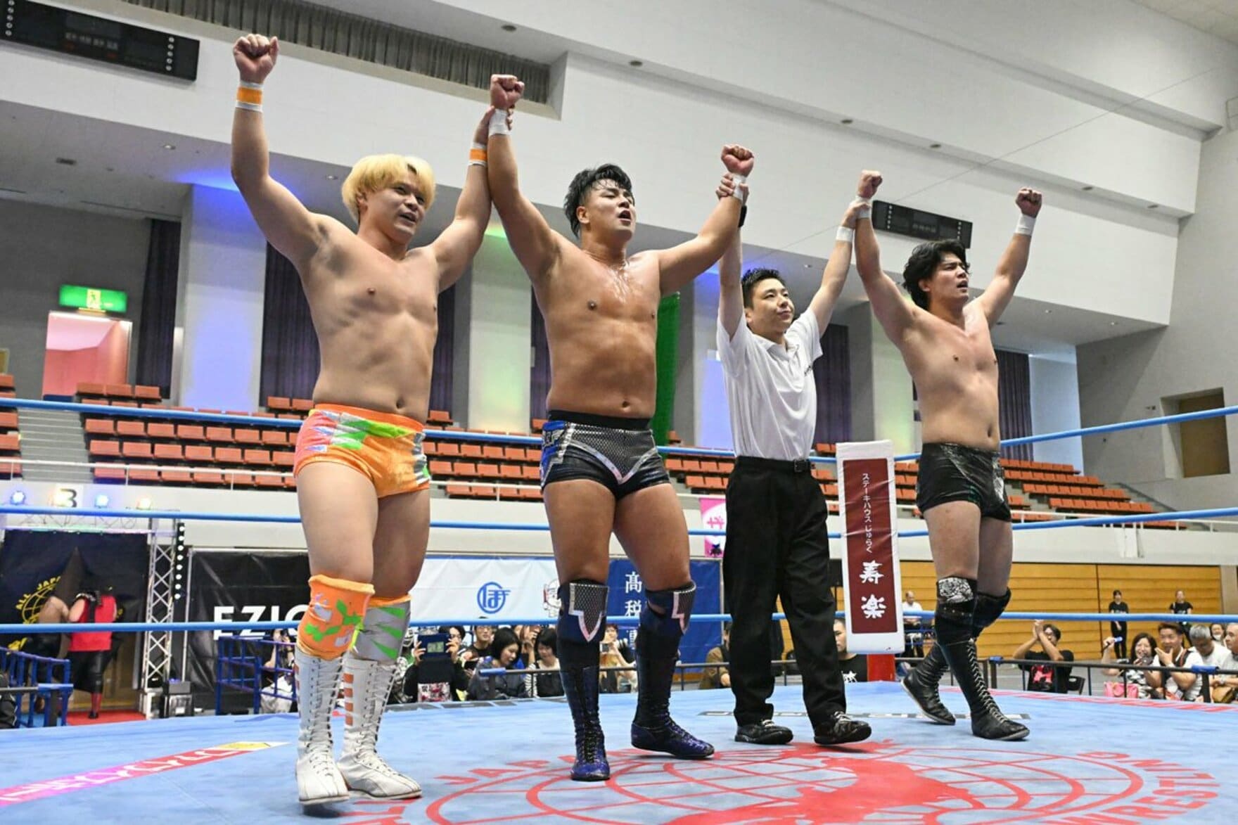 勝ち名乗りを受ける青柳優馬(中)、安齊勇馬(右)の「Wゆうま」と小藤将太