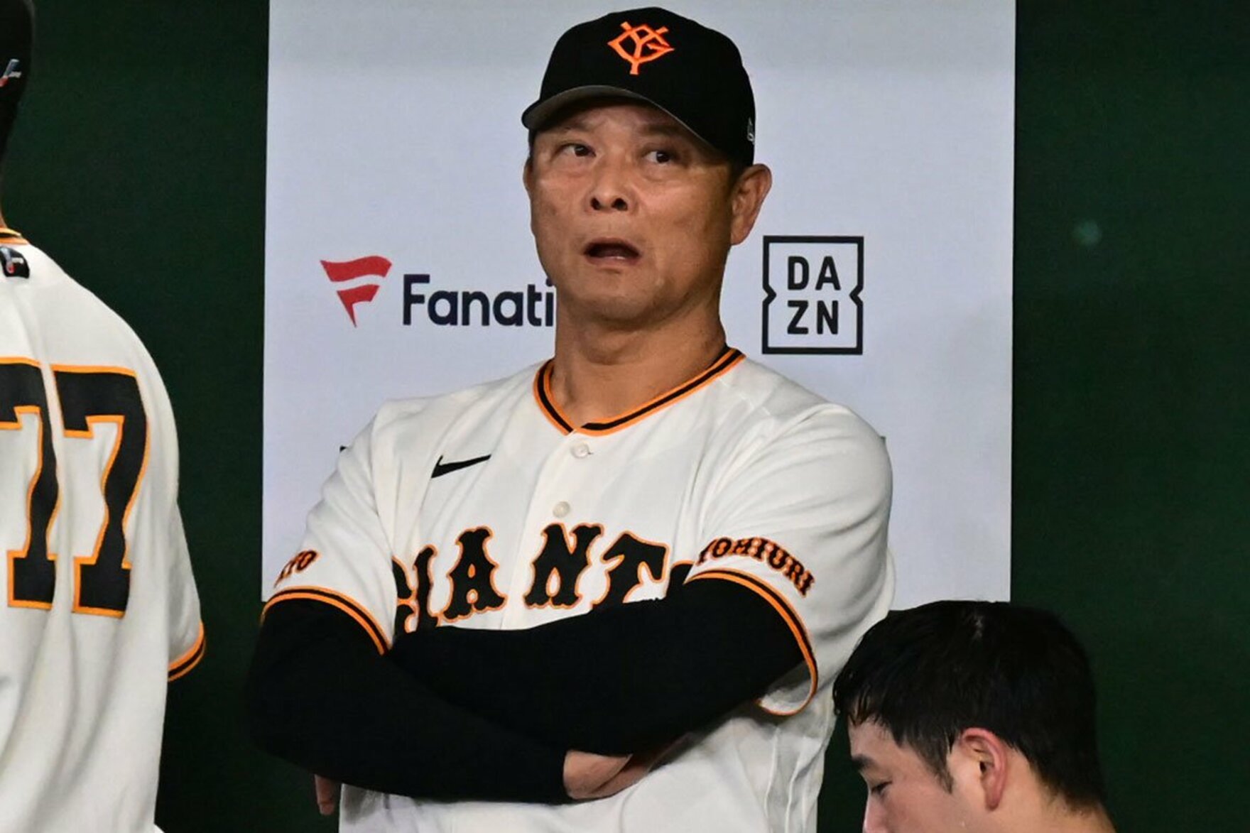 険しい表情で戦況を見守る巨人・橋上監督代行