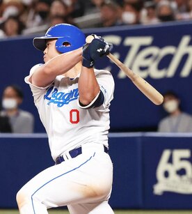 ８回に値千金の逆転タイムリーを放った中日・細川