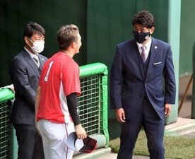 侍ジャパン・稲葉監督(右)と談笑する広島・鈴木誠也