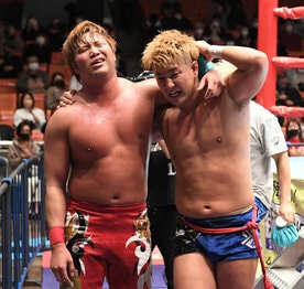  引き分けに終わり引き上げる青柳優馬（右）と宮原健斗(東スポWeb)