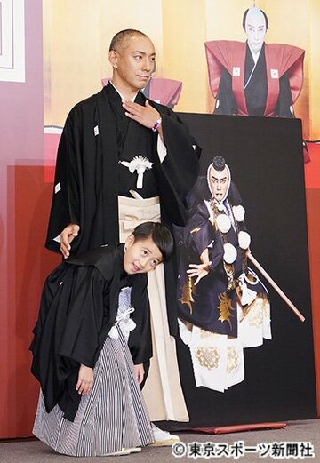  会見に疲れグッタリする堀越勸玄君と市川海老蔵