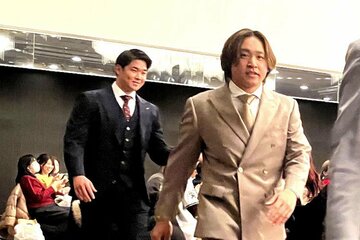 トークショーに参加した山下舜平大（左）と宮城大弥
