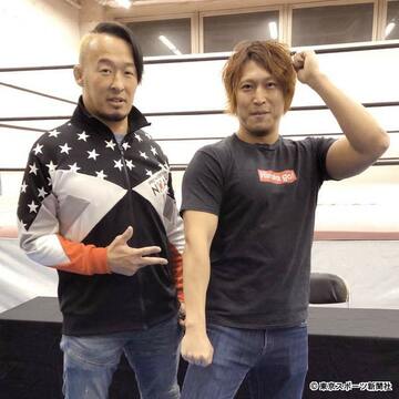  丸藤と平田（右）がポーズ