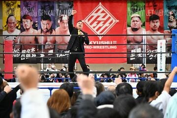 試合開始前にリングであいさつする筑前りょう太
