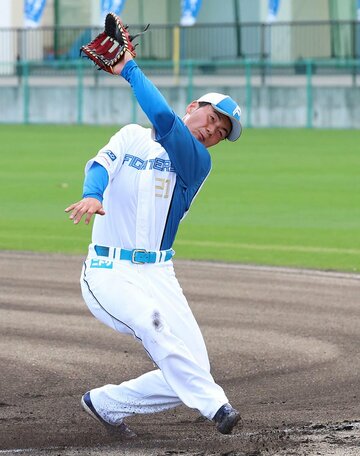 居残りノックでハッスルする日本ハム・清宮