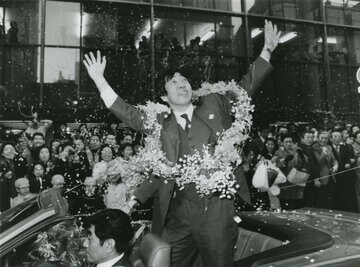 帰国して凱旋パレードを行った秋山豊寛さん（１９９０年）