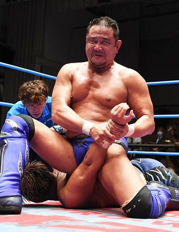 永田(手前)の白目式腕固めに苦しめられた青柳