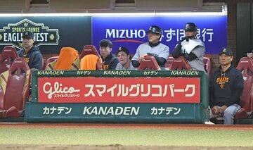 凱旋登板で２回KOに終わった田中将大（左）。右は橋上監督代行
