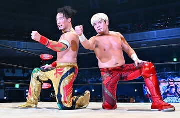 「グッドブラザーズ」に勝利した丸藤正道（左）と拳王