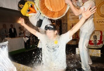 祝勝会で頭から樽酒をぶっかけられるソフトバンク・山本祐大