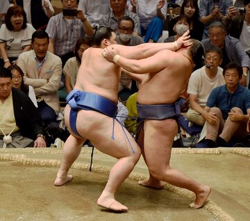 豊昇龍(右)をスピードとパワーで押し出した大の里