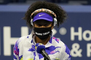  「ブレオナ・テーラーさん」の名前が記された黒マスクを着用した大坂（AP）