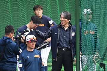 松井秀喜氏(右)に声をかけられ、恐縮する阪神・佐藤輝明