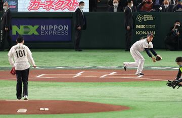 ２０２３年のWBC始球式では大暴投してしまった岸田文雄氏