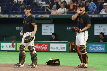 小林誠司（左）と大城卓三