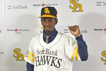 入団会見に臨んだモレノ