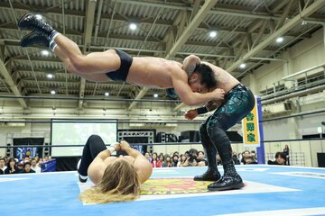 コナーズ（右）と合体攻撃を見せる永井大貴（上）