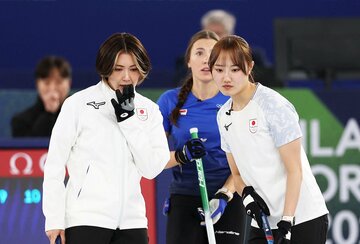 吉村紗也香(左)と戦略を練る小林未奈（ロイター）