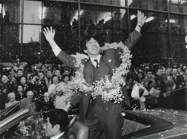 帰国して凱旋パレードを行った秋山豊寛さん（１９９０年）