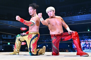 「グッドブラザーズ」に勝利した丸藤正道（左）と拳王