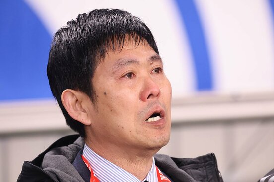 涙を浮かべながら君が代を歌う森保監督
