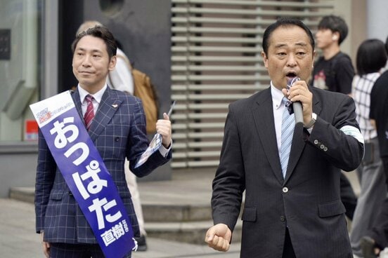 立川市議選に立候補した乙幡直樹氏(左)の応援に駆けつけた創生党・宮沢博行代表