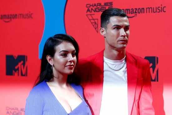 ロドリゲスさんとＣ・ロナウド（ロイター）