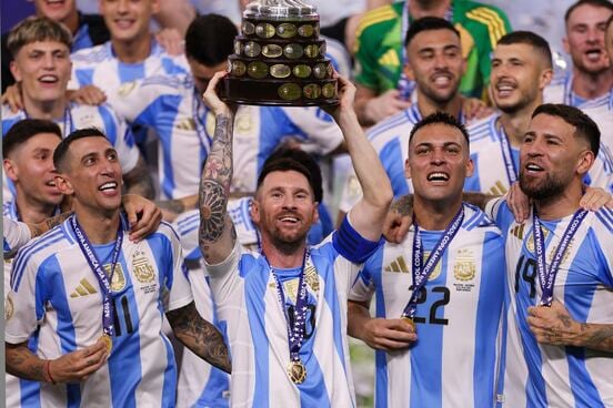 トロフィーを掲げるメッシ（ロイター）