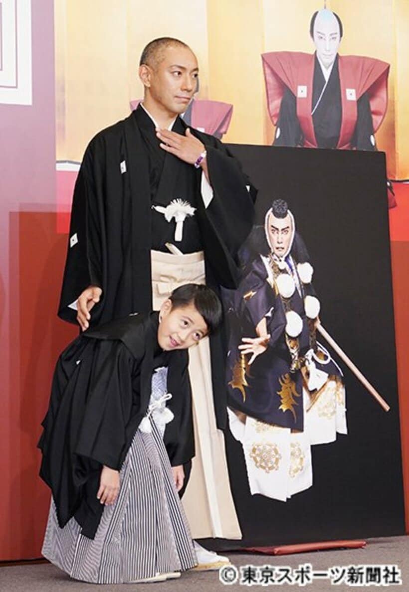  会見に疲れグッタリする堀越勸玄君と市川海老蔵