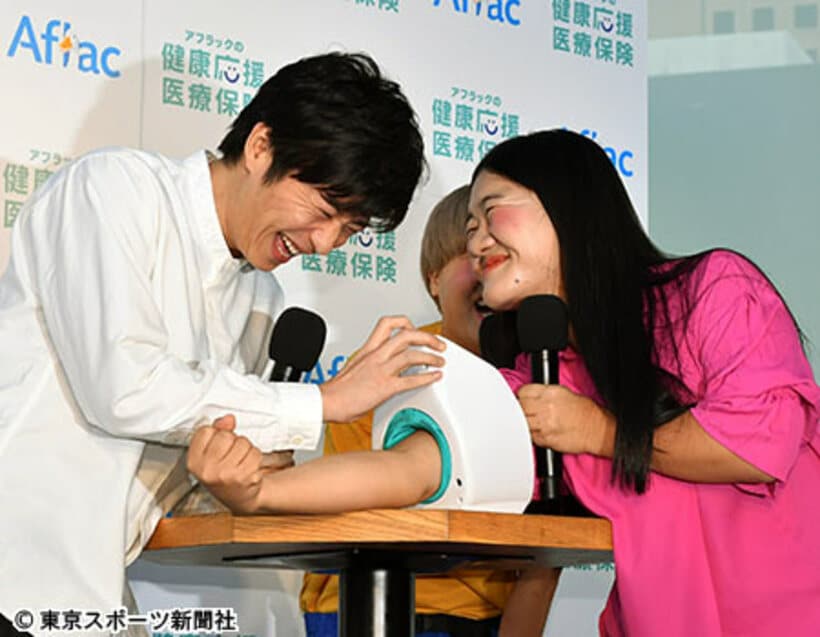  「ガンバレルーヤ」よしこ（右）の血圧を測定する田中圭