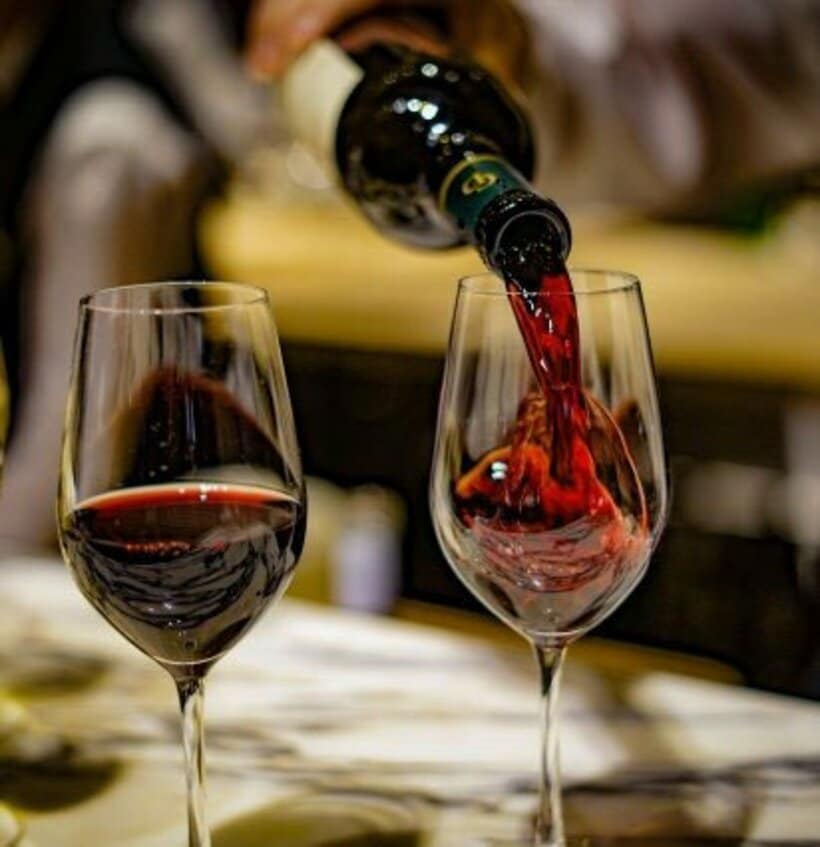  お酒なら赤ワインがオススメ（写真はイメージ）
