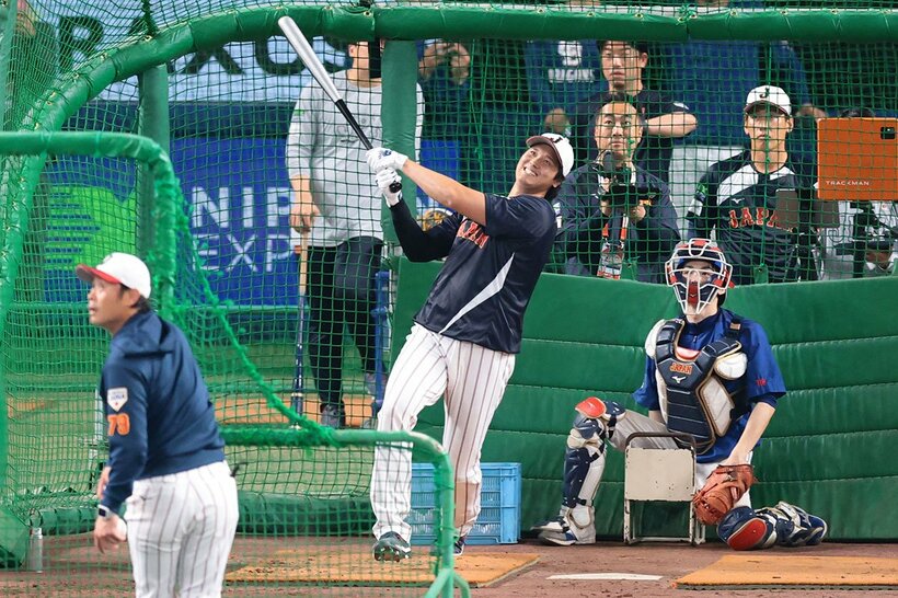 豪快フリー打撃を披露した大谷翔平(打撃投手は亀井コーチ)