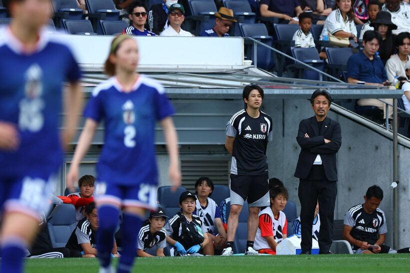 内田篤人コーチ（右から２人目）と狩野倫久監督（右）