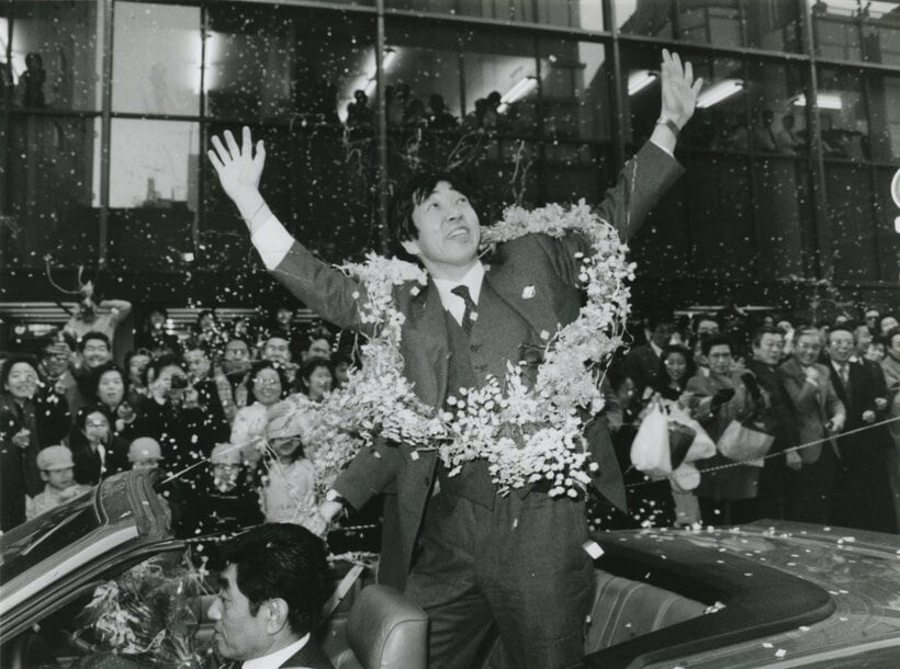 帰国して凱旋パレードを行った秋山豊寛さん（１９９０年）